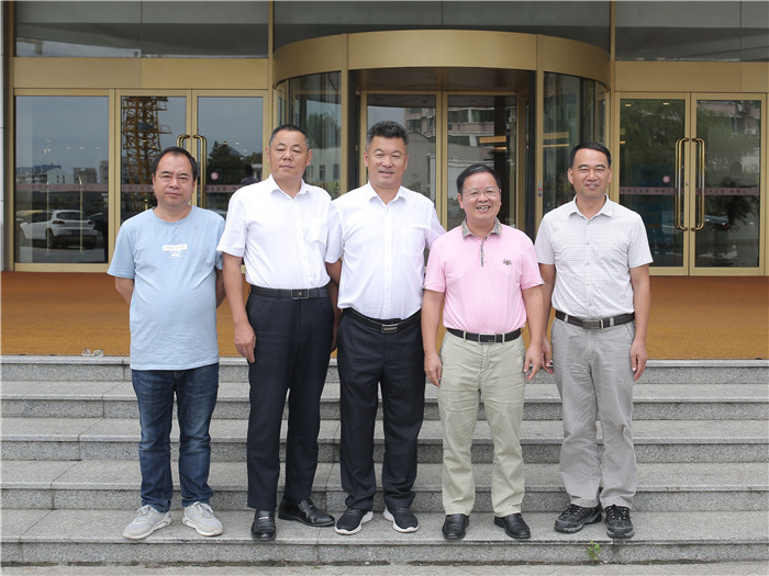 部分專家、教授和公司領(lǐng)導(dǎo)合影_副本.jpg
